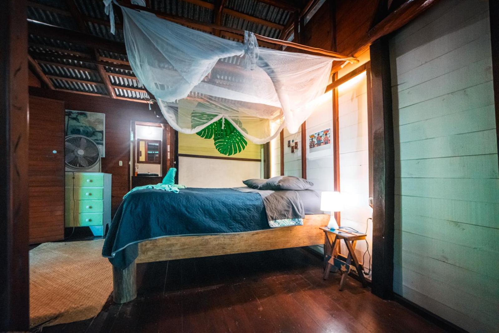 Hotel Casa Perico Rio Dulce Town Exteriör bild